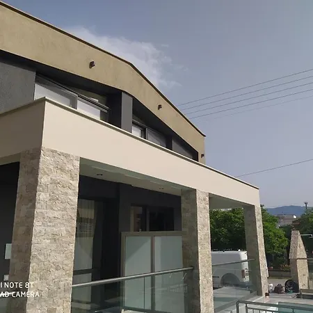 Amalia Deluxe 빌라 Vrasná